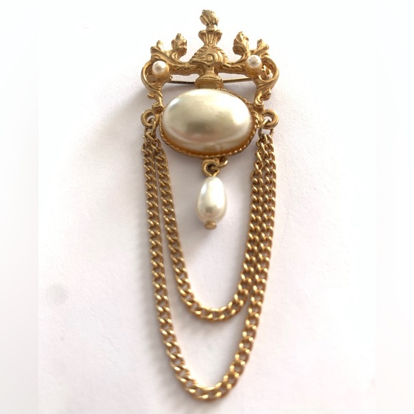 Vintage Victorian Revival style brooch Classic Elegance - Picture 6 of 10